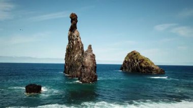 Portekiz 'in Madeira Adası' ndaki Ribeira da Janela kaya oluşumları üzerindeki hava aracı görüntüleri. Yüksek kalite 4k görüntü.
