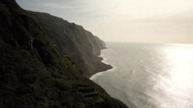 Portekiz 'in Madeira Adası' nda, gün batımında Santa Maria Madalena etrafındaki Ponta da Ladeira dağlarının üzerinden geçen insansız hava aracı görüntüleri. Kuzeybatı kısmı zirveler ve zirveler. Yüksek kalite 4k görüntü