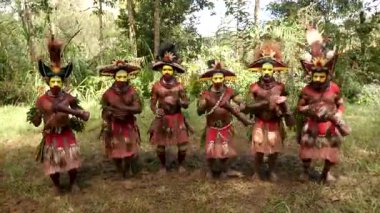 Tari, Papua Yeni Gine - 26 Mart, 25: Huli Wigmen Highland bölgesinde zıplama dansı. Kabile savaşçıları töreni. Papuan kabilesi dansı. Yüksek kalite 4k görüntü. 