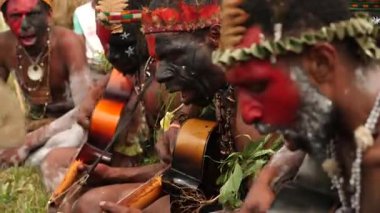Hagen Dağı, Papua Yeni Gine - 26 Mart, 25 Mart: Hagen Dağı kabilesi festivali. Kültürel bir etkinlik. Yerli kostümlü yerli adamlar çember halinde şarkı söylüyor. Yüksek kalite 4k görüntü.