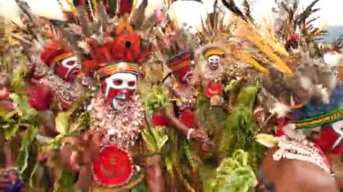 Hagen Dağı, Papua Yeni Gine - 26 Mart 25: Papuan kabile dansı. Hagen Dağı kabilesi festivali. Kültürel bir etkinlik. Yerli kadınlar ve erkek kostümleri içinde daireler çizerek dans ediyorlar. Yüksek kalite 4k görüntü.