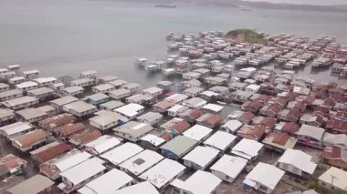 Capital City Port Moresby, Papua Yeni Gine 'deki Hanuabada köyünün insansız hava aracı görüntüsü. Koki Stilt köyü. Motu kabilesi. Her yer çöp dolu. Yüksek kalite 4k görüntü