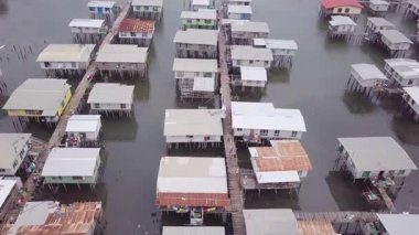 Capital City Port Moresby, Papua Yeni Gine 'deki Hanuabada köyünün insansız hava aracı görüntüsü. Koki Stilt köyü. Motu kabilesi. Her yer çöp dolu. Yüksek kalite 4k görüntü
