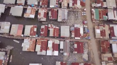 Capital City Port Moresby, Papua Yeni Gine 'deki Hanuabada köyünün insansız hava aracı görüntüsü. Koki Stilt köyü. Motu kabilesi. Her yer çöp dolu. Yüksek kalite 4k görüntü