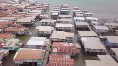 Capital City Port Moresby, Papua Yeni Gine 'deki Hanuabada köyünün insansız hava aracı görüntüsü. Koki Stilt köyü. Motu kabilesi. Her yer çöp dolu. Yüksek kalite 4k görüntü