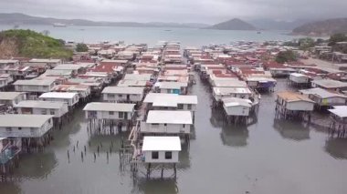 Capital City Port Moresby, Papua Yeni Gine 'deki Hanuabada köyünün insansız hava aracı görüntüsü. Koki Stilt köyü. Motu kabilesi. Her yer çöp dolu. Yüksek kalite 4k görüntü