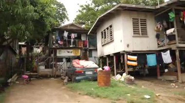 Capital City Port Moresby 'deki Hanuabada köyü, Papua Yeni Gine. Koki Stilt köyü. Motu kabilesi. Her yer çöp dolu. 4k görüntü