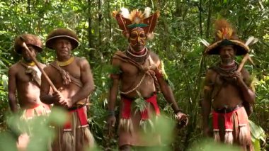 Tari, Papua Yeni Gine - 26 Mart, 25: Huli Wigmen Highland bölgesinin derinliklerinde duruyor. Kabile savaşçıları töreni. Papuan kabilesi dansı. Yüksek kalite 4k görüntü.