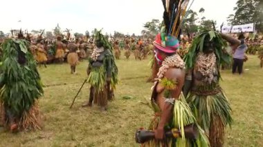 Hagen Dağı, Papua Yeni Gine - 26 Mart 25: Papuan kabile dansı. Hagen Dağı kabilesi festivali. Kültürel bir etkinlik. Yerli kadın ve erkek kostümleri içinde etrafta dolaşıyorlar. Yüksek kalite 4k görüntü.