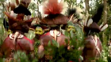 Tari, Papua Yeni Gine - 26 Mart, 25: Huli Wigmen Highland bölgesinde zıplama dansı. Kabile savaşçıları töreni. Papuan kabilesi dansı. Yüksek kalite 4k görüntü. 