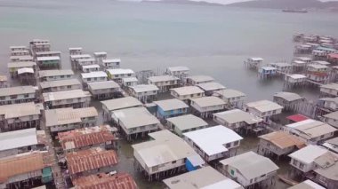 Capital City Port Moresby, Papua Yeni Gine 'deki Hanuabada köyünün insansız hava aracı görüntüsü. Koki Stilt köyü. Motu kabilesi. Her yer çöp dolu. Yüksek kalite 4k görüntü