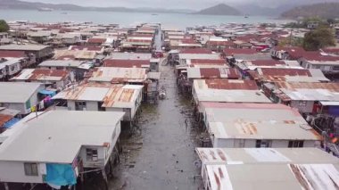 Capital City Port Moresby, Papua Yeni Gine 'deki Hanuabada köyünün insansız hava aracı görüntüsü. Koki Stilt köyü. Motu kabilesi. Her yer çöp dolu. Yüksek kalite 4k görüntü