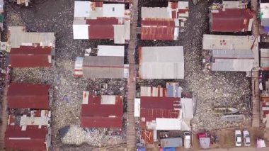 Capital City Port Moresby 'deki Hanuabada köyünün insansız hava aracı görüntüsü. Koki Stilt köyü. Motu kabilesi. Her yer çöp dolu. Yüksek kalite 4k görüntü