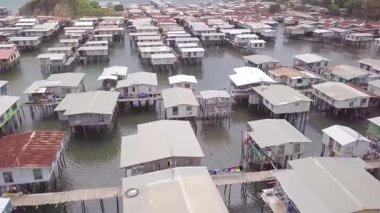 Capital City Port Moresby, Papua Yeni Gine 'deki Hanuabada köyünün insansız hava aracı görüntüsü. Koki Stilt köyü. Motu kabilesi. Her yer çöp dolu. Yüksek kalite 4k görüntü