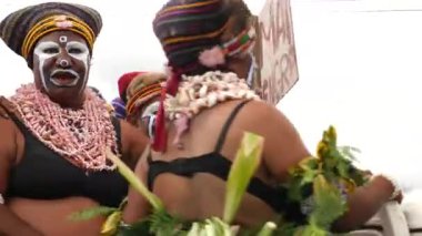 Hagen Dağı, Papua Yeni Gine - 26 Nisan, 25: Hagen Dağı kabilesi festivaline nakil. Kültürel bir etkinlik. Yerli kostümlü yerli adamlar. Yüksek kalite 4k görüntü.