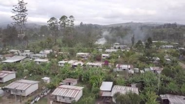 Papua Yeni Gine 'deki köyün insansız hava aracı görüntüsü. Yüksek kalite 4k görüntü