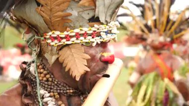 Hagen Dağı, Papua Yeni Gine - 26 Nisan, 25 Nisan, Hagen Dağı kabilesi festivali. Kültürel bir etkinlik. Yerli kostümlü yerli adamlar. Yüksek kalite 4k görüntü.