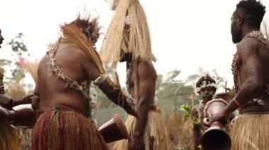 Hagen Dağı, Papua Yeni Gine - 26 Nisan, 25 Nisan: Hagen Dağı kabilesi festivali. Kültürel bir etkinlik. Yerli kadınlar ve erkek kostümleri içinde daireler çizerek dans ediyorlar. Yüksek kalite 4k görüntü.
