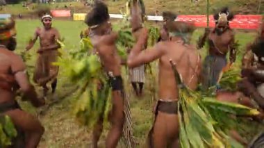 Hagen Dağı, Papua Yeni Gine - 26 Nisan, 25 Nisan: Hagen Dağı kabilesi festivali. Kültürel bir etkinlik. Yerli kadınlar ve erkek kostümleri içinde daireler çizerek dans ediyorlar. Yüksek kalite 4k görüntü.