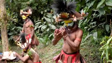 Tari, Papua Yeni Gine - 26 Nisan, 25: Huli Wigmen yüzlerini boyuyor. Highland bölgesindeki tören için hazırlık. Kabile savaşçıları töreni. Papuan kabilesi dansı. Yüksek kalite 4k görüntü.