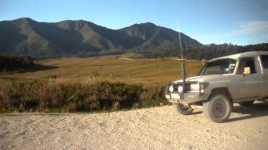 Papua Yeni Gine 'de vahşi doğada insan nakli. Yüksek kalite 4k görüntü.