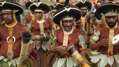 Hagen Dağı, Papua Yeni Gine - 26 Nisan, 25 Nisan: Hagen Dağı kabilesi festivali. Kültürel bir etkinlik. Yerli kadınlar ve erkek kostümleri içinde daireler çizerek dans ediyorlar. Yüksek kalite 4k görüntü.