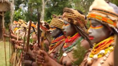 Goroka, Papua Yeni Gine - 26 Nisan 25: Papuan kabile dansı. Kabile festivali. Goroka Şovu. Kültürel bir etkinlik. Yerli kostümlü yerli kadınlar sırada dans ediyor. Yüksek kalite 4k görüntü.