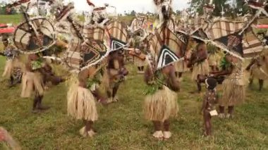 Hagen Dağı, Papua Yeni Gine - 26 Nisan, 25 Nisan: Hagen Dağı kabilesi festivali. Kültürel bir etkinlik. Yerli kadınlar ve erkek kostümleri içinde daireler çizerek dans ediyorlar. Yüksek kalite 4k görüntü.