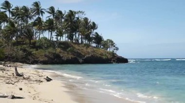 Papua Yeni Gine 'de güzel bir sahil. Yerel sahil hayatı. Papuan fiyortları Tufi 'nin etrafında. Yüksek kalite 4k görüntü