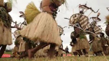 Hagen Dağı, Papua Yeni Gine - 26 Nisan, 25 Nisan: Hagen Dağı kabilesi festivali. Kültürel bir etkinlik. Yerli kadınlar ve erkek kostümleri içinde daireler çizerek dans ediyorlar. Yüksek kalite 4k görüntü.