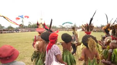 Hagen Dağı, Papua Yeni Gine - 26 Nisan, 25 Nisan, Hagen Dağı kabilesi festivali. Kültürel bir etkinlik. Yerli kostümlü yerli adamlar. Yüksek kalite 4k görüntü.