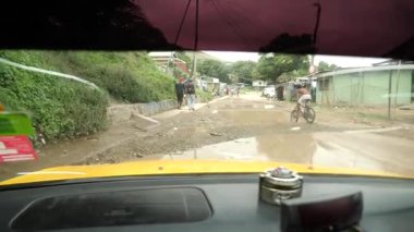 Capital City Port Moresby 'deki Hanuabada köyünde araba sürüyorum. Koki Stilt köyü. Motu kabilesi. Her yer çöp dolu. 4k görüntü
