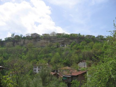 Eski Osmanlı kentinden yazın doğa ve geleneksel Türk ev manzaraları.