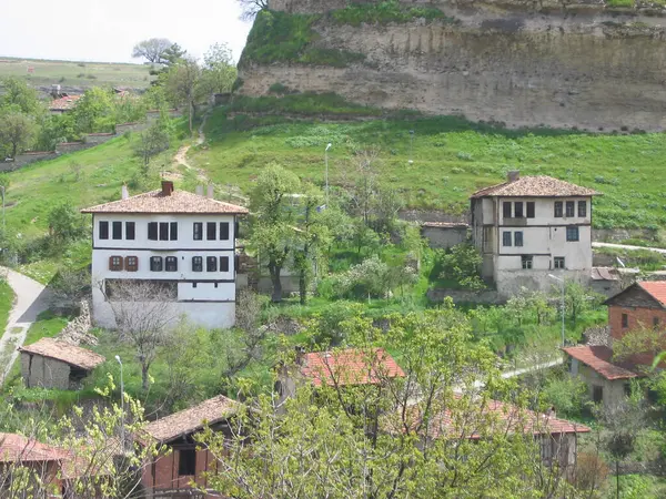 Eski Osmanlı kentinden yazın doğa ve geleneksel Türk ev manzaraları.