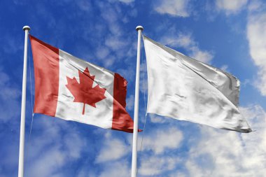 3 boyutlu illüstrasyon. Kanada ve Beyaz (hiç) gökyüzünde dalgalanan bayrak. Yüksek detaylı el sallama bayrağı. 3 boyutlu görüntüleme. Gökyüzünde el sallıyor. Bulutlu gökyüzünde bayraklar dalgalanıyor.