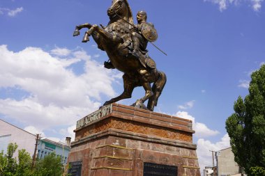 Malazgirt, Türkiye, 24 Temmuz 2024, Malazgirt 'teki Alp Arslan heykeli. 1071 yılında Malazgirt Muharebesi 'nde Bizanslılara karşı kazandığı zafer Anadolu' da Türklerin yerleşimine başladı..