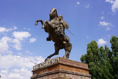 Malazgirt, Türkiye, 24 Temmuz 2024, Malazgirt 'teki Alp Arslan heykeli. 1071 yılında Malazgirt Muharebesi 'nde Bizanslılara karşı kazandığı zafer Anadolu' da Türklerin yerleşimine başladı..