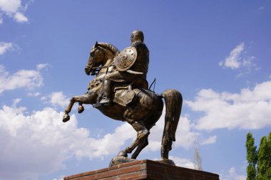 Malazgirt, Türkiye, 24 Temmuz 2024, Malazgirt 'teki Alp Arslan heykeli. 1071 yılında Malazgirt Muharebesi 'nde Bizanslılara karşı kazandığı zafer Anadolu' da Türklerin yerleşimine başladı..