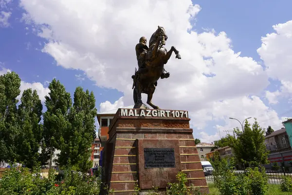 stock image Malazgirt, Turkey, July 24, 2024, Alp Arslan statue in Malazgirt. His victory over the Byzantines at the Battle of Malazgirt in 1071 started the settlement of Turks in Anatolia.