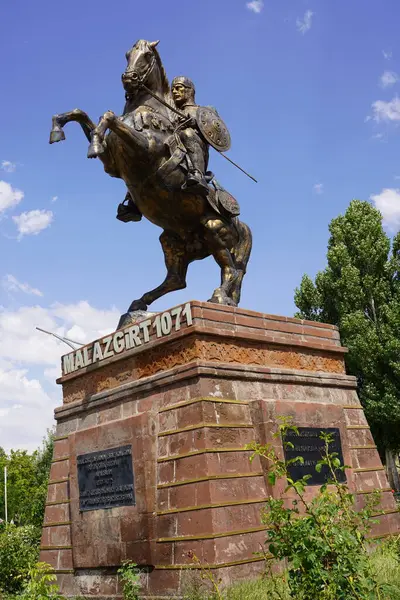 stock image Malazgirt, Turkey, July 24, 2024, Alp Arslan statue in Malazgirt. His victory over the Byzantines at the Battle of Malazgirt in 1071 started the settlement of Turks in Anatolia.