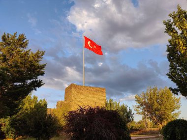 Malazgirt, Türkiye, 24 Temmuz 2024, Yükselen Güç tarihi Malazgirt Kaesi 'nin üzerindeki Türk bayrağı direnç ve gururun simgesi..