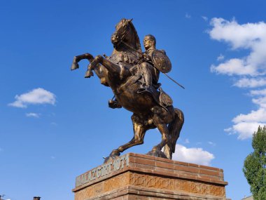 Malazgirt, Türkiye, 24 Temmuz 2024, Malazgirt 'teki Alp Arslan heykeli. 1071 yılında Malazgirt Muharebesi 'nde Bizanslılara karşı kazandığı zafer Anadolu' da Türklerin yerleşimine başladı..