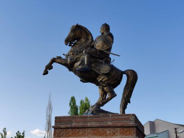 Malazgirt, Türkiye, 24 Temmuz 2024, Malazgirt 'teki Alp Arslan heykeli. 1071 yılında Malazgirt Muharebesi 'nde Bizanslılara karşı kazandığı zafer Anadolu' da Türklerin yerleşimine başladı..