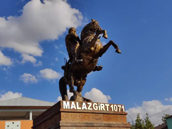 Stock image Malazgirt, Turkey, July 24, 2024, Alp Arslan statue in Malazgirt. His victory over the Byzantines at the Battle of Malazgirt in 1071 started the settlement of Turks in Anatolia.