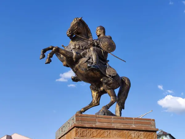 stock image Malazgirt, Turkey, July 24, 2024, Alp Arslan statue in Malazgirt. His victory over the Byzantines at the Battle of Malazgirt in 1071 started the settlement of Turks in Anatolia.