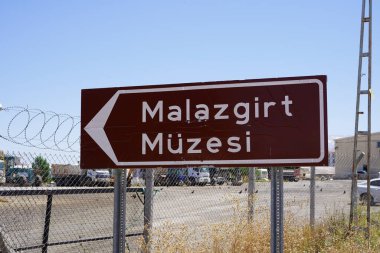 Manzikert, Türkiye, 30 Temmuz 2024, Türkiye Tarihi Yolculuğu: Orta Asya 'dan Modern Çağa, Mu Malazgirt Türk Tarih Müzesi' nde Semboller, Eserler ve Anahtar Anlar Araştırması.