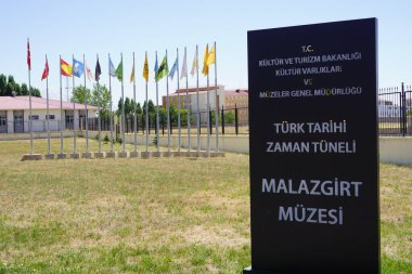 Manzikert, Türkiye, 30 Temmuz 2024, Türkiye Tarihi Yolculuğu: Orta Asya 'dan Modern Çağa, Mu Malazgirt Türk Tarih Müzesi' nde Semboller, Eserler ve Anahtar Anlar Araştırması.