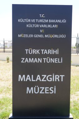Manzikert, Türkiye, 30 Temmuz 2024, Türkiye Tarihi Yolculuğu: Orta Asya 'dan Modern Çağa, Mu Malazgirt Türk Tarih Müzesi' nde Semboller, Eserler ve Anahtar Anlar Araştırması.