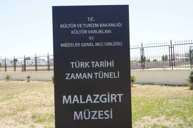 Manzikert, Türkiye, 30 Temmuz 2024, Türkiye Tarihi Yolculuğu: Orta Asya 'dan Modern Çağa, Mu Malazgirt Türk Tarih Müzesi' nde Semboller, Eserler ve Anahtar Anlar Araştırması.