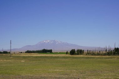 Majestic Mount Sphan: Türkiye Gökyüzü Altında Uyuyan Stratovolcano.